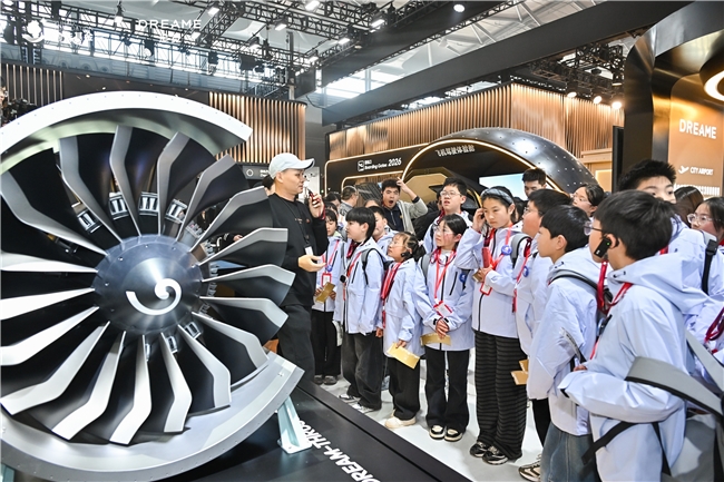 俞浩慈善基金会携百名青少年走进AWE 在追觅宇宙展馆体验中国科技创新