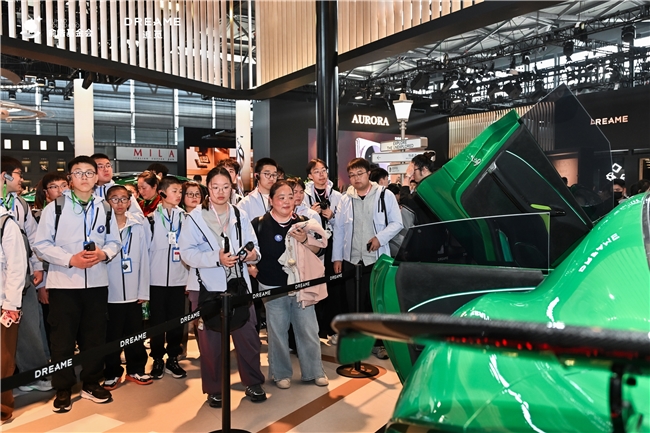 俞浩慈善基金会携百名青少年走进AWE 在追觅宇宙展馆体验中国科技创新