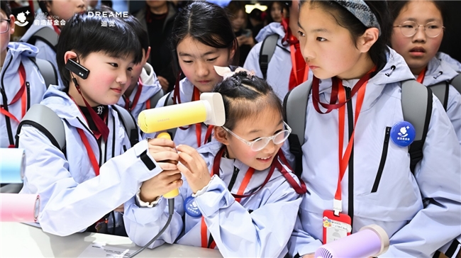 俞浩慈善基金会携百名青少年走进AWE 在追觅宇宙展馆体验中国科技创新插图4 俞浩慈善基金会携百名青少年走进AWE 在追觅宇宙展馆体验中国科技创新插图4