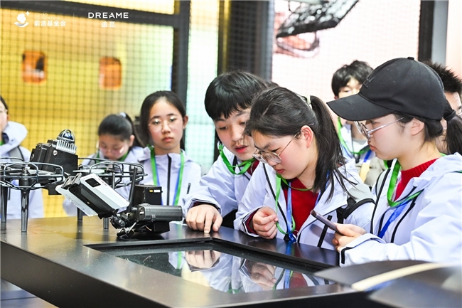 俞浩慈善基金会携百名青少年走进AWE 在追觅宇宙展馆体验中国科技创新插图8 俞浩慈善基金会携百名青少年走进AWE 在追觅宇宙展馆体验中国科技创新插图8