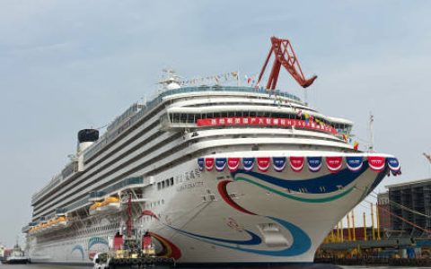 第二艘国产大型邮轮正式出坞