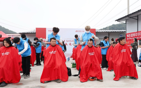 致敬城市建设者 京东五金城二月二请千名师傅理发