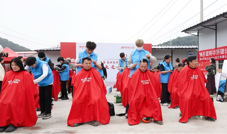 致敬城市建设者 京东五金城二月二请千名师傅理发插图