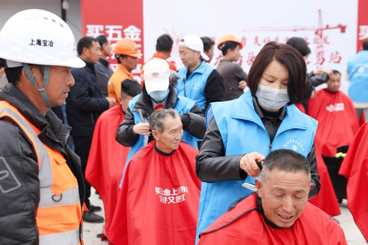 致敬城市建设者 京东五金城二月二请千名师傅理发插图1