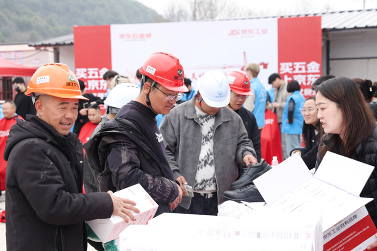 致敬城市建设者 京东五金城二月二请千名师傅理发插图2