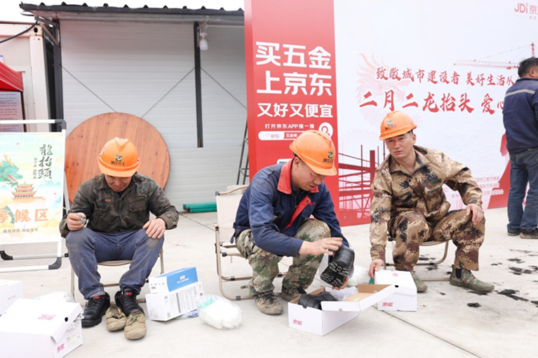致敬城市建设者 京东五金城二月二请千名师傅理发插图3