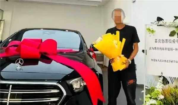 建筑老板朋友圈晒豪车！却拒付工人24万元补助金 当事人：车是别人的插图1