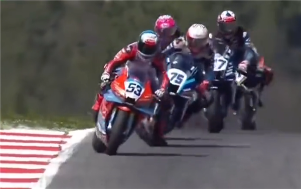 绝地反超!张雪机车“生吃”两台雅马哈R9和杜卡迪V2:再夺一冠插图 绝地反超!张雪机车“生吃”两台雅马哈R9和杜卡迪V2:再夺一冠插图