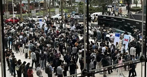 鹅厂门口爆满了！腾讯工程师在总部楼下免费安装OpenClaw插图