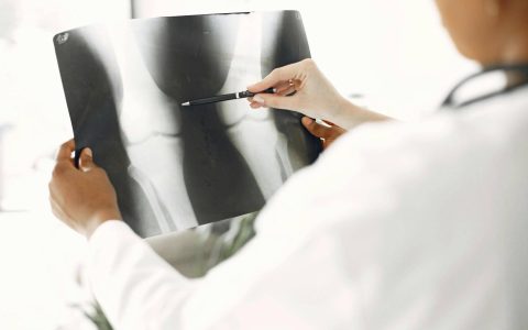 别让脆性骨折偷走晚年尊严，揭秘长寿老人的骨骼“韧性”密码——骨胶原钙