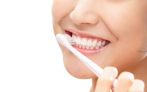 不刷牙睡觉 VS 不刷牙吃早餐，哪个更伤身？