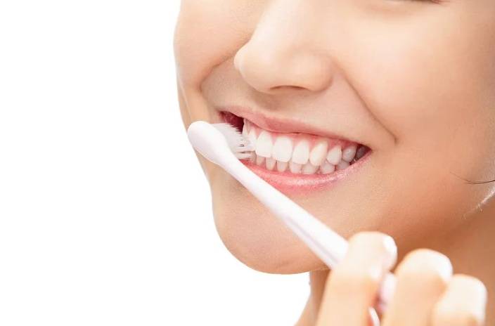 不刷牙睡觉 VS 不刷牙吃早餐，哪个更伤身？插图