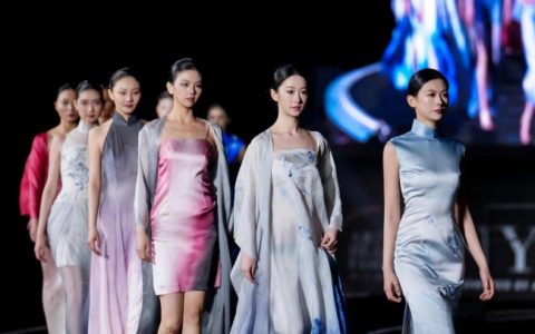 绣娘丝绸：中国非遗苏绣惊艳纽约时装周