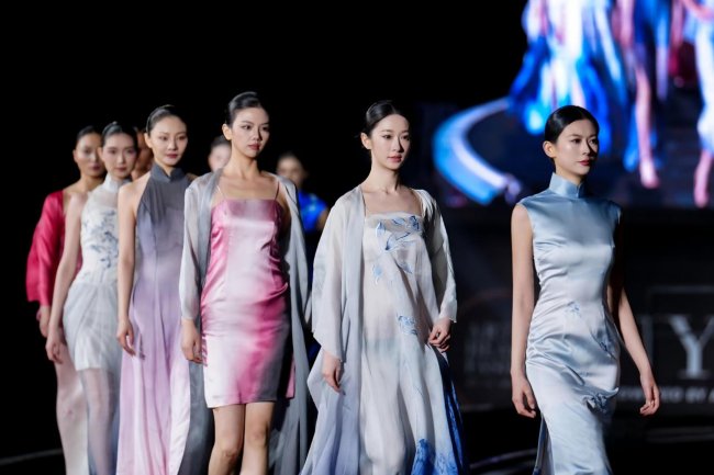 绣娘丝绸：中国非遗苏绣惊艳纽约时装周插图