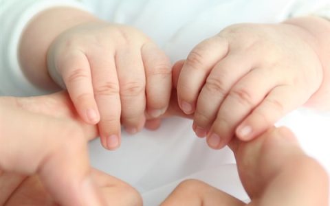 女子44岁当奶奶 儿子22岁喜当爹引网友热议：本人回应五世同堂 我家代代都早