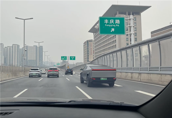 行驶的几百万元！川A绿牌特斯拉Cybertruck现身郑州街头插图