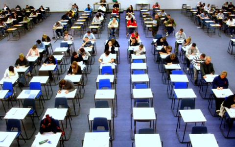 政协委员：建议高考英语降至100分 一年两考取最高分