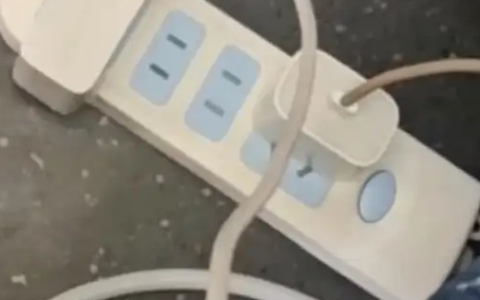 乘客在高铁上用排插引争议 12306回应：排插功率过大 存在不安全隐患