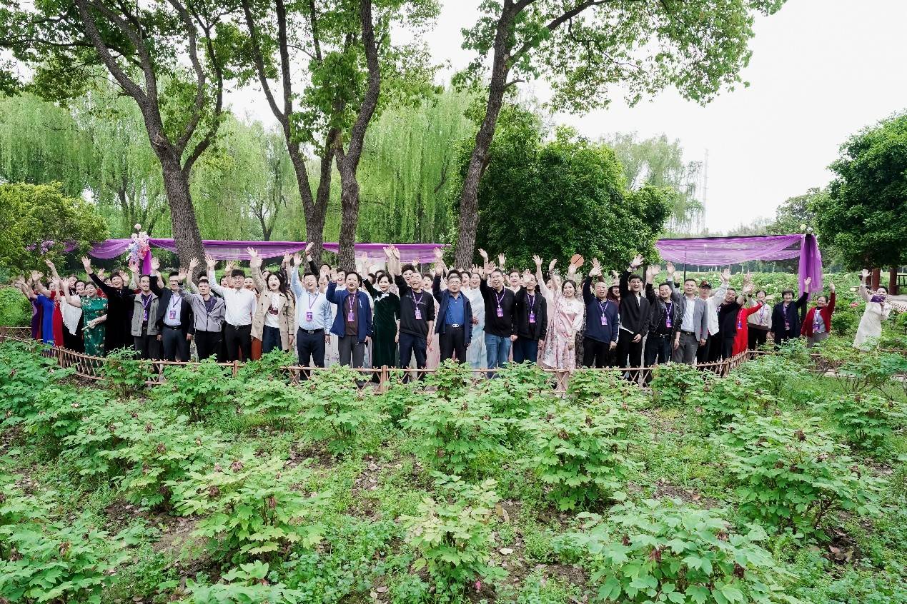 苏州相城首届时尚银龄艺术秀举办 银龄绽放花海 绘就享老新图景插图