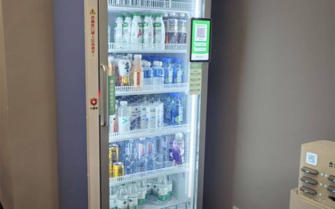 室外放自动售货机不安全？小马开门的设计给出了满分答案