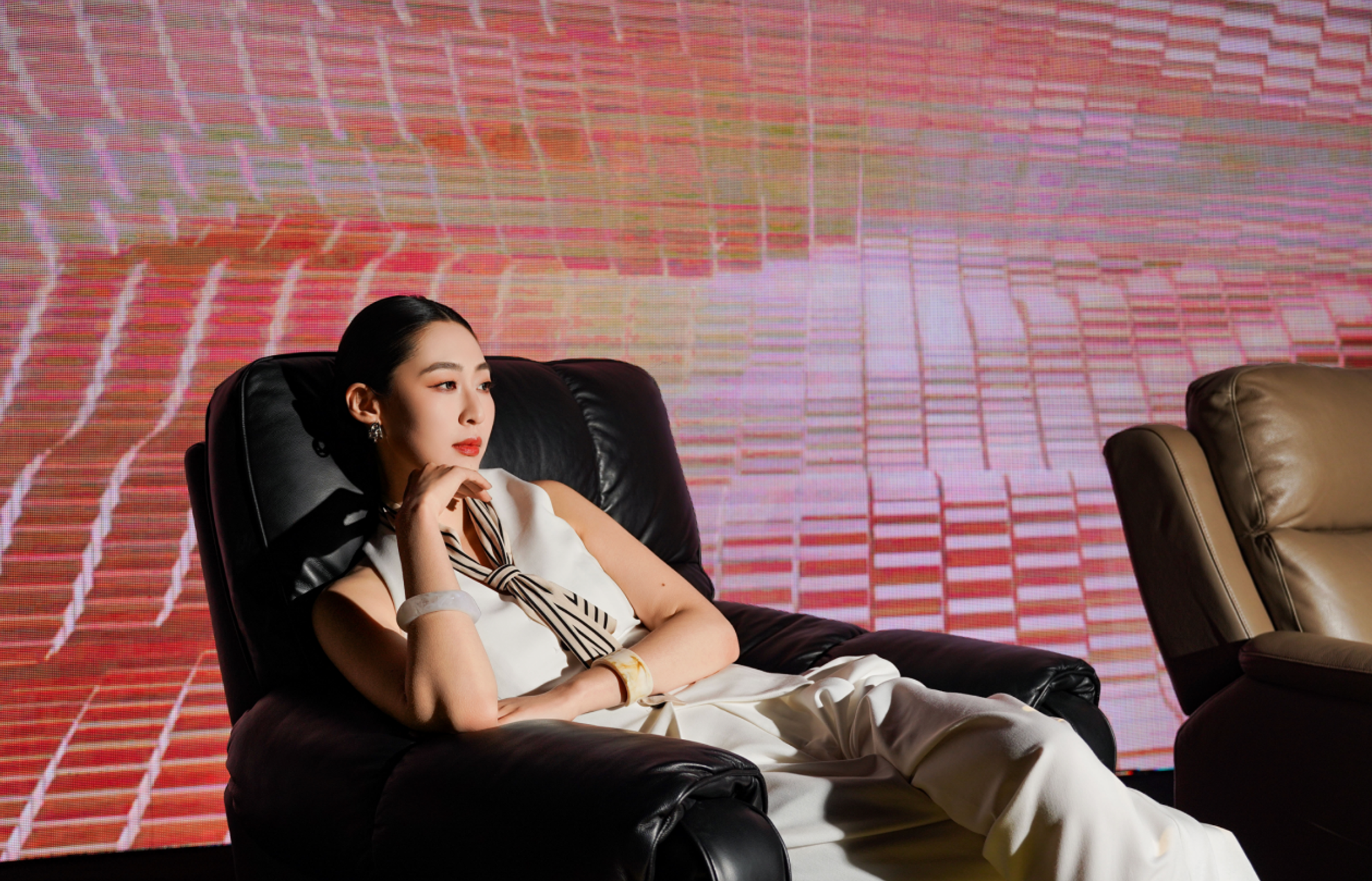 告别遥控器时代！舒漫德AI自适应沙发，坐下就懂你的疲惫插图