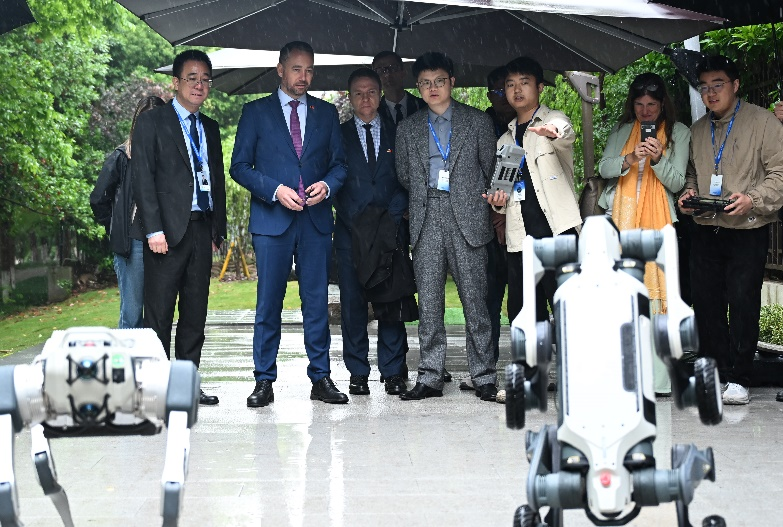 中比建交55周年：比利时副首相参访云深处科技，共启具身智能合作新篇插图1