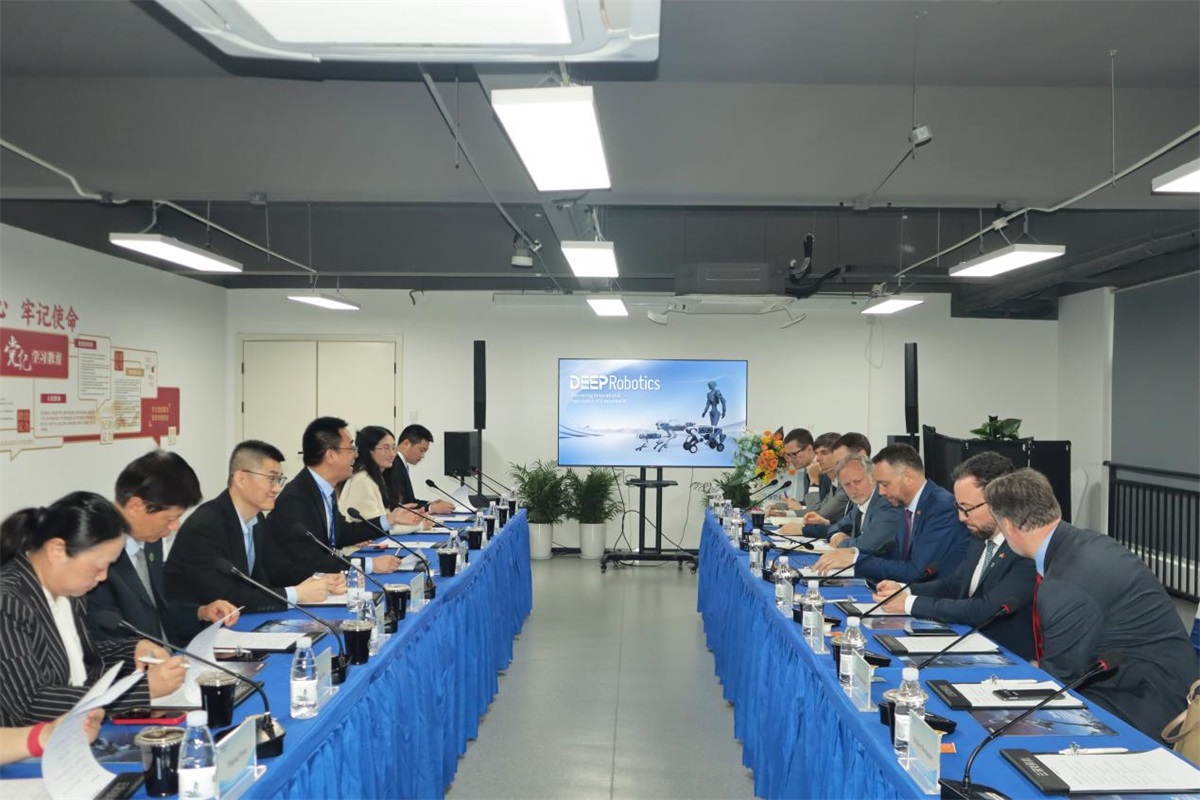 中比建交55周年：比利时副首相参访云深处科技，共启具身智能合作新篇插图2