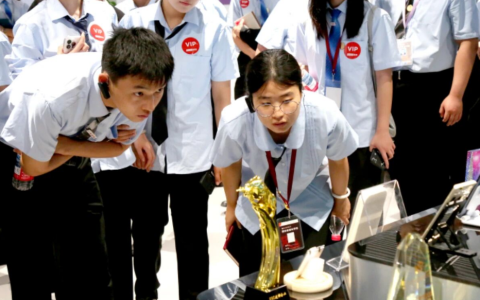 八维职业学校：锻造“π型人才”，抢占AI时代新赛道