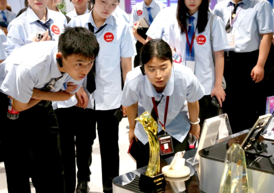 八维职业学校:锻造“π型人才”,抢占AI时代新赛道插图 八维职业学校:锻造“π型人才”,抢占AI时代新赛道插图