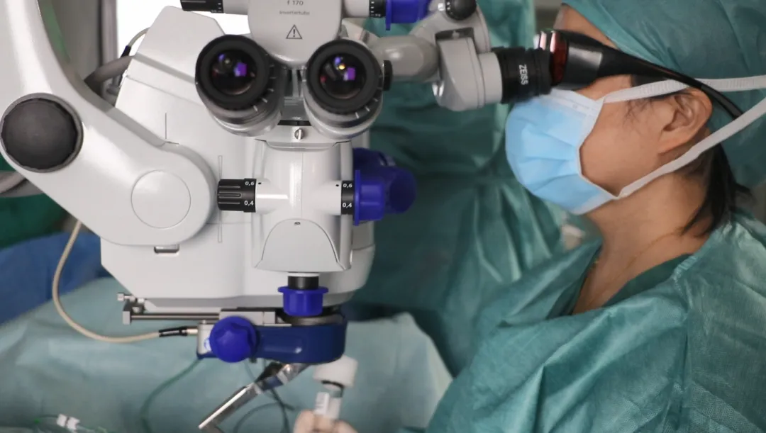 北京华厦民众眼科医院成功开展复杂性网脱手术插图