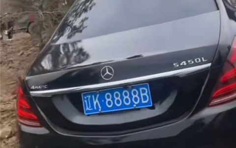 奔驰S被填埋 当事人回应：属祭拜活动 车辆已挖出