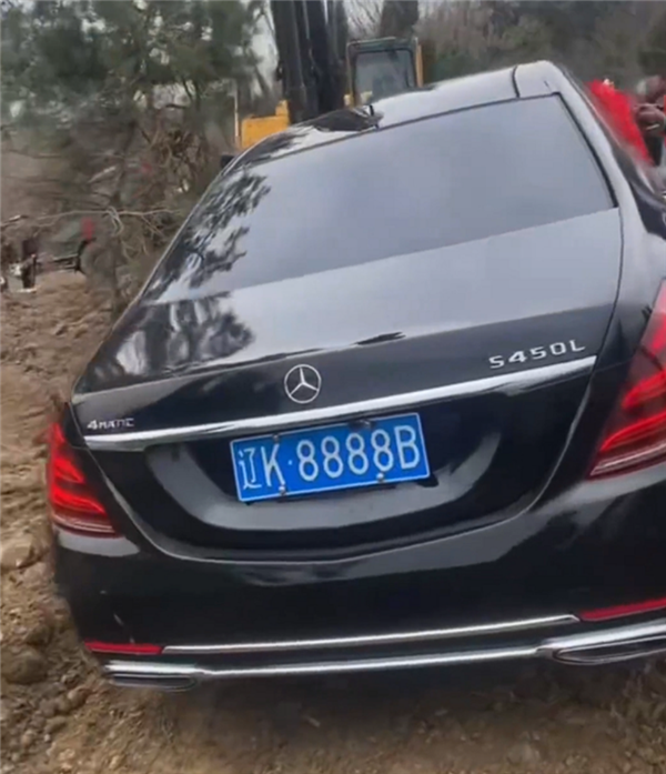 奔驰S被填埋 当事人回应：属祭拜活动 车辆已挖出插图