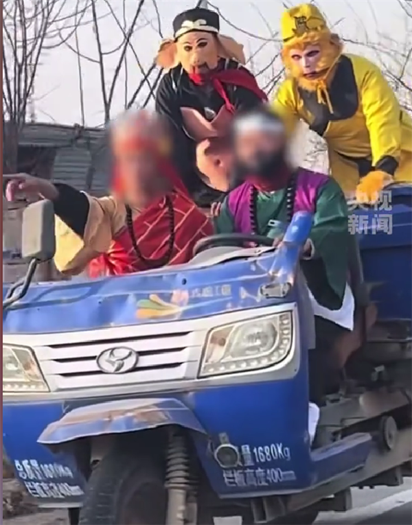 唐僧师徒乘农用车被交警拦下：别取经了 这种车严禁违法载人插图