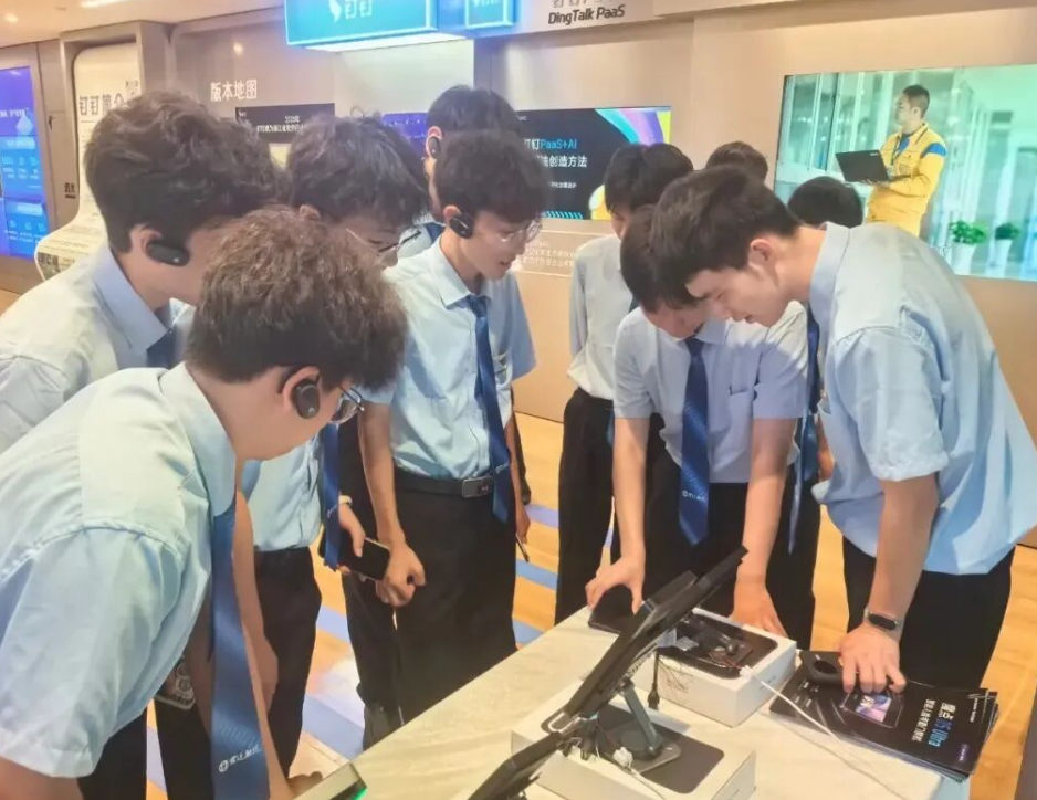 八维职业学校:锻造“π型人才”,抢占AI时代新赛道插图1 八维职业学校:锻造“π型人才”,抢占AI时代新赛道插图1