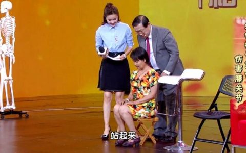 这种椅子坐坏腰椎，两招把腰养回来