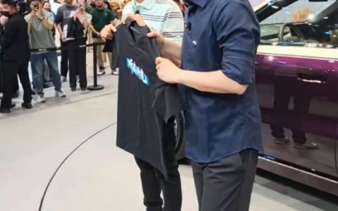 雷军也为何小鹏送了专属T恤 温情一句勾起老歌回忆杀