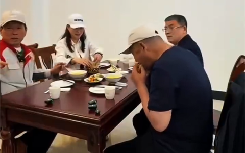 魏建军请于东来吃驴肉火烧 赞长城牌驴火正宗好吃