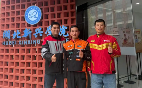 车祸现场驾驶室变形司机被困 独臂外卖骑手率两名快递小哥合力救人