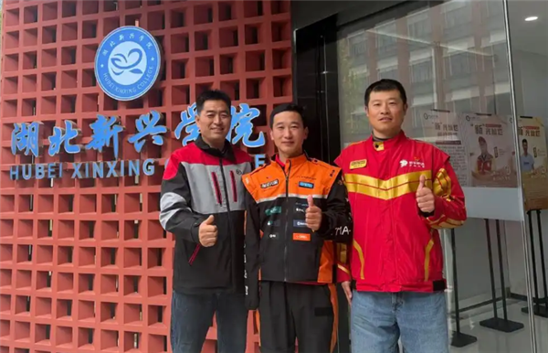 车祸现场驾驶室变形司机被困 独臂外卖骑手率两名快递小哥合力救人插图