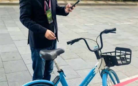 蔚来CEO李斌骑共享单车赶车展 街头大方和路人合影