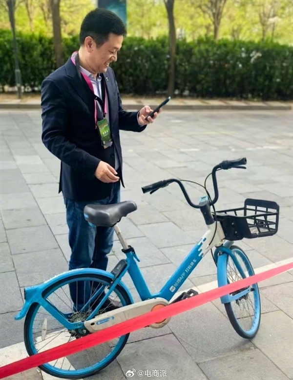 蔚来CEO李斌骑共享单车赶车展 街头大方和路人合影插图