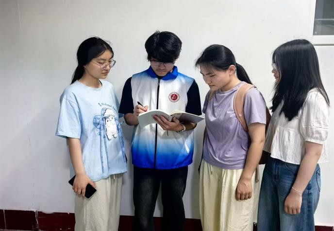 聊城大学商学院（质量学院）开展“深耕非遗沃土，智赋年画新生”社会实践活动插图