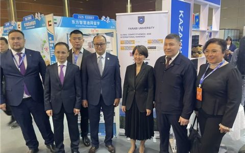 哈萨克大使与教育部长亲临中留服展 中吉国际代表哈国立参展