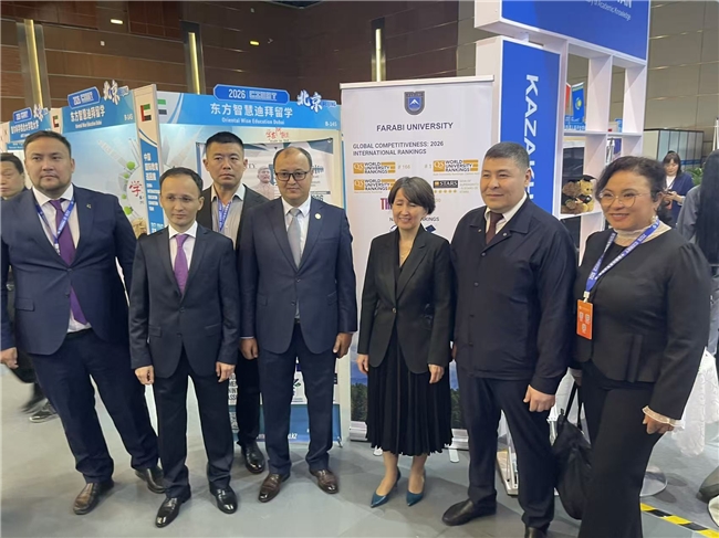 哈萨克大使与教育部长亲临中留服展 中吉国际代表哈国立参展插图