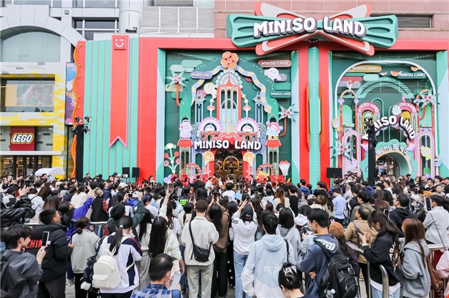 潮玩玩具品牌名创优品MINISO2025年业绩：集团全球门店扩张，同店销售实现正增长插图2