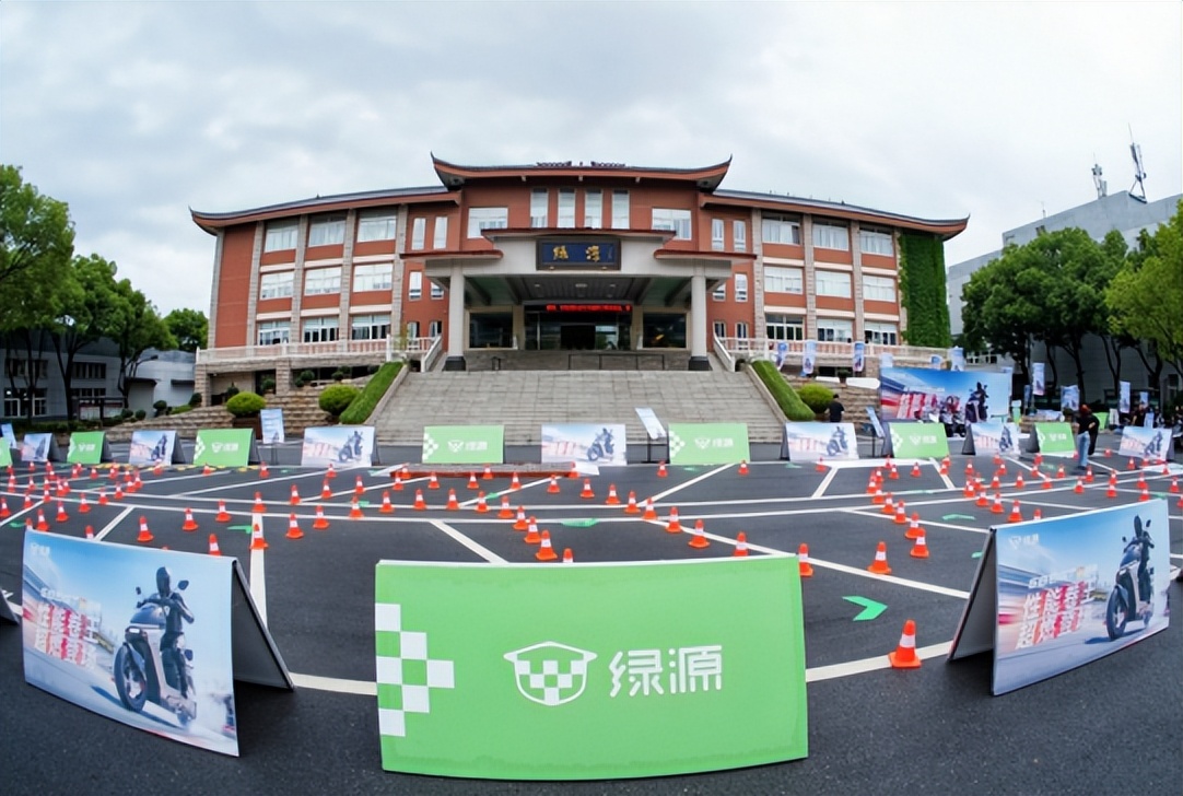 战神S86重磅发布：绿源以“智慧双核”重新定义AI时代两轮出行新范式插图