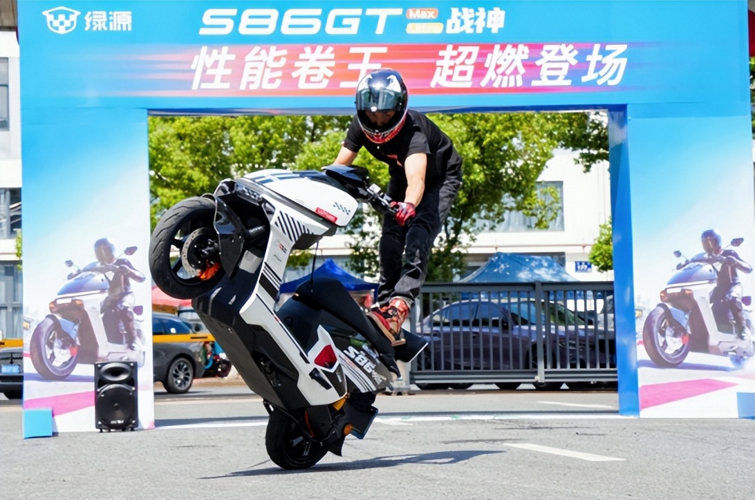 战神S86重磅发布：绿源以“智慧双核”重新定义AI时代两轮出行新范式插图4