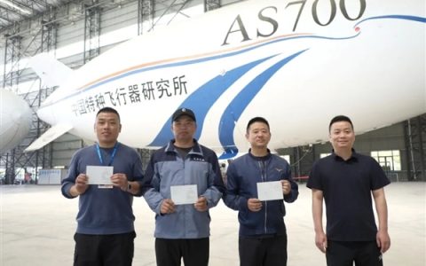 我国首批自主培养飞艇驾驶员获商业驾照