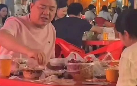 刘强东深夜现身福州路边摊 嗦螺蛳粉狂炫小龙虾