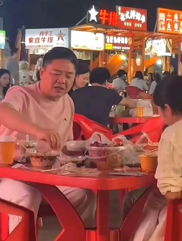刘强东深夜现身福州路边摊 嗦螺蛳粉狂炫小龙虾插图